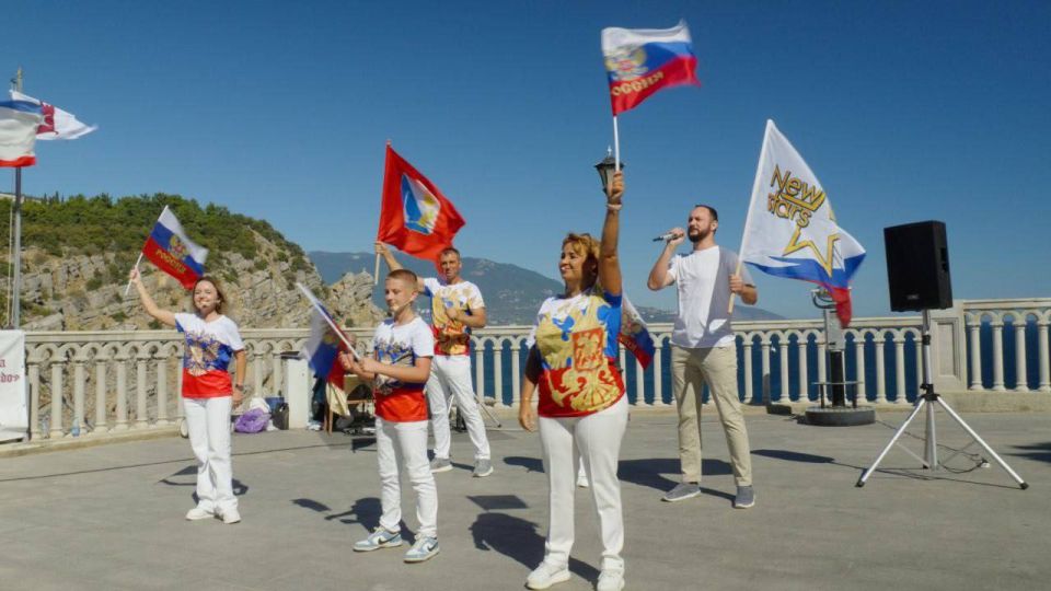 Владимир Сальдо: В Ялте, в легендарном «Ласточкином гнезде», Херсонский педуниверситет провёл праздничный концерт в честь третьей годовщины воссоединения исторических регионов с Россией Владимир Сальдо: В Ялте, в легендарном «Ласточкином гнезде», Херсонский педуниверситет провёл праздничный концерт в честь третьей годовщины воссоединения исторических регионов с Россией