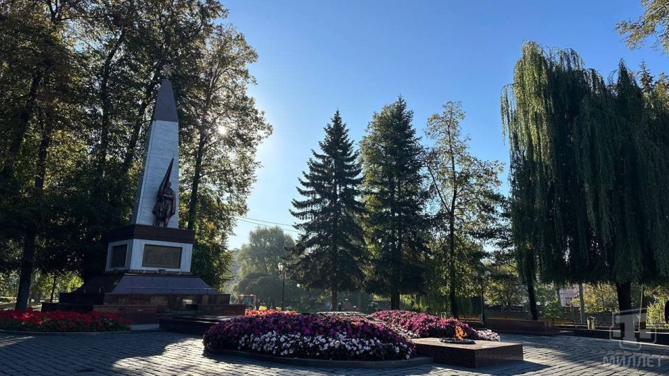 Члены крымской делегации, принимающей участие в Днях Республики Крым в Республике Беларусь, возложили в Гродно цветы к Братской могиле советских воинов и партизан Члены крымской делегации, принимающей участие в Днях Республики Крым в Республике Беларусь, возложили в Гродно цветы к Братской могиле советских воинов и партизан