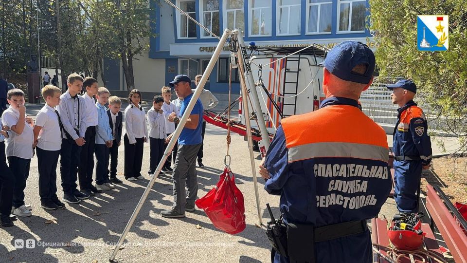 Спасатели провели открытый урок по безопасности Спасатели провели открытый урок по безопасности