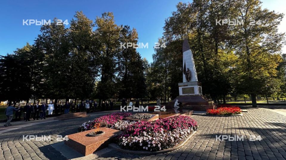 Крымская делегация и власти Гродно возложили цветы к Братской могиле советских воинов и партизан Крымская делегация и власти Гродно возложили цветы к Братской могиле советских воинов и партизан