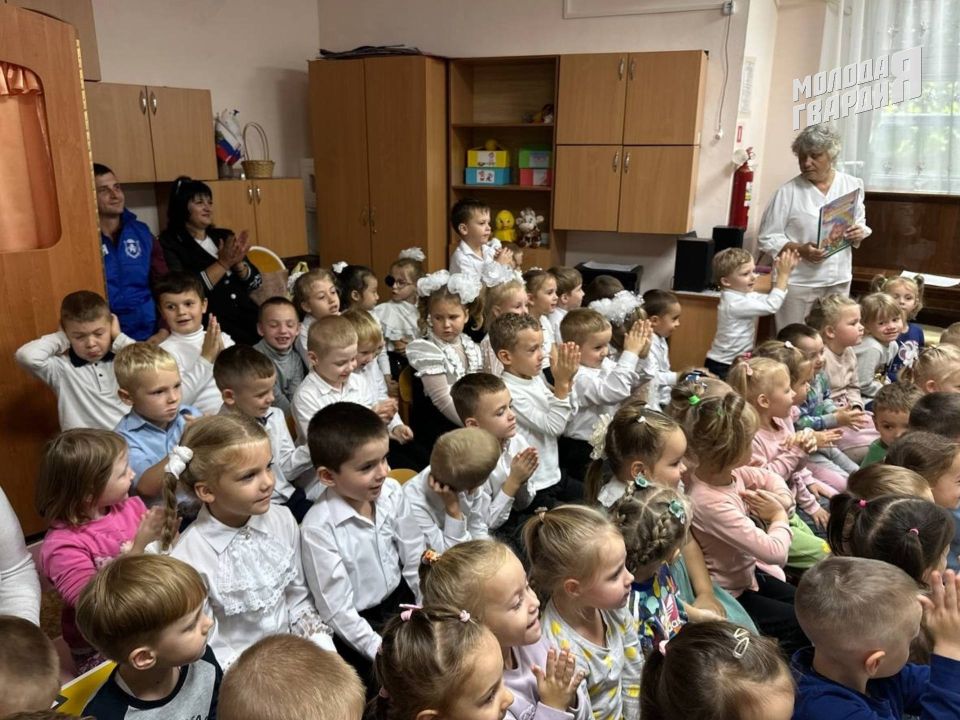 Крымские молодогвардейцы поздравили педагогов с Днём дошкольного работника Крымские молодогвардейцы поздравили педагогов с Днём дошкольного работника