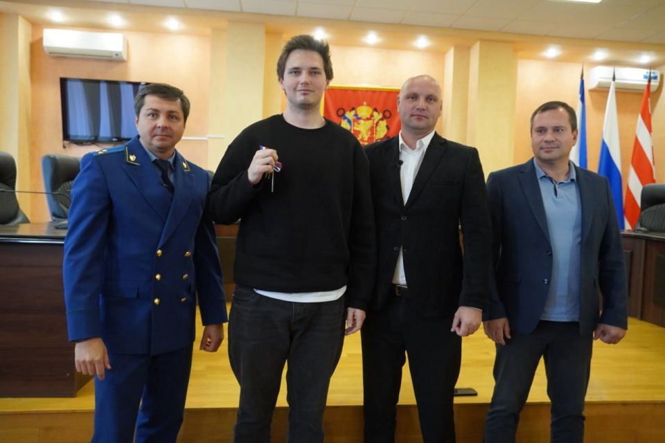 Сегодня 10 керчанам из числа детей-сирот вручили ключи от квартир Сегодня 10 керчанам из числа детей-сирот вручили ключи от квартир