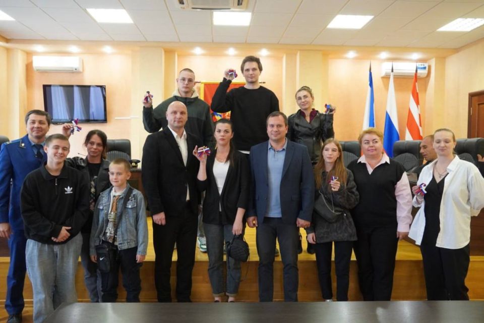 Сегодня 10 керчанам из числа детей-сирот вручили ключи от квартир Сегодня 10 керчанам из числа детей-сирот вручили ключи от квартир