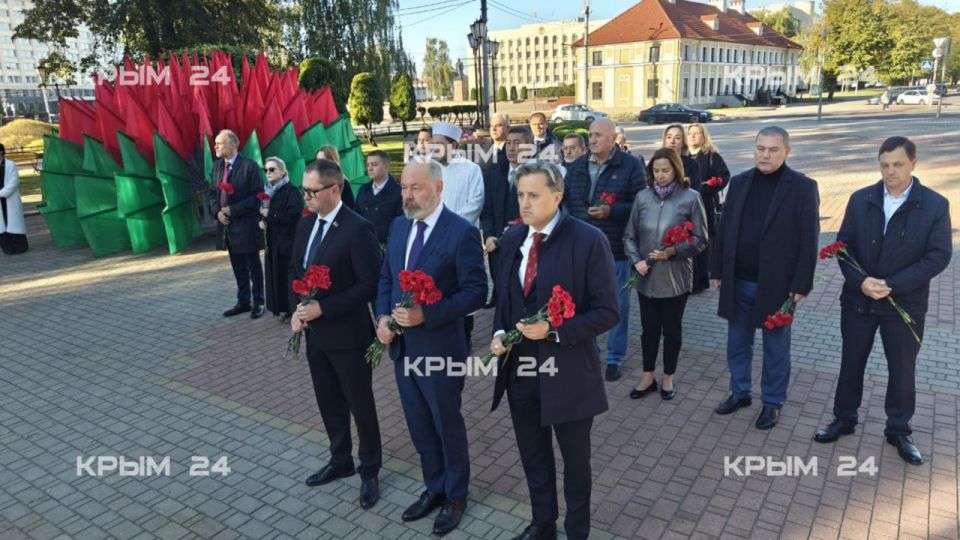 Крымская делегация и власти Гродно возложили цветы к Братской могиле советских воинов и партизан Крымская делегация и власти Гродно возложили цветы к Братской могиле советских воинов и партизан