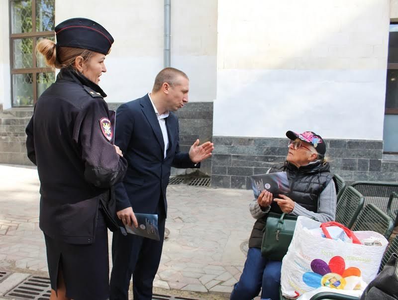 Общественники совместно с сотрудниками транспортной полиции Крыма провели профилактическую акцию по безопасности на железнодорожном вокзале Симферополя Общественники совместно с сотрудниками транспортной полиции Крыма провели профилактическую акцию по безопасности на железнодорожном вокзале Симферополя