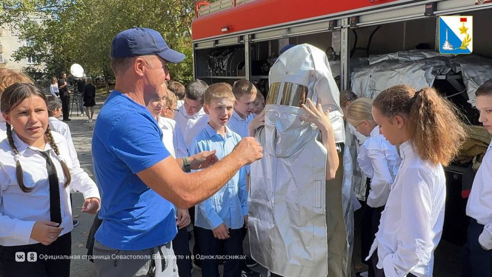 Спасатели провели открытый урок по безопасности Спасатели провели открытый урок по безопасности