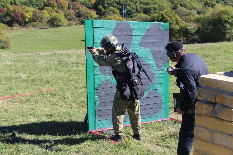 Теперь и бойцы ОМОН Южного округа проверили свои силы, пройдя испытания на знак отличия полицейского спецназа Росгвардии 1-й степени в Краснодарском крае Теперь и бойцы ОМОН Южного округа проверили свои силы, пройдя испытания на знак отличия полицейского спецназа Росгвардии 1-й степени в Краснодарском крае