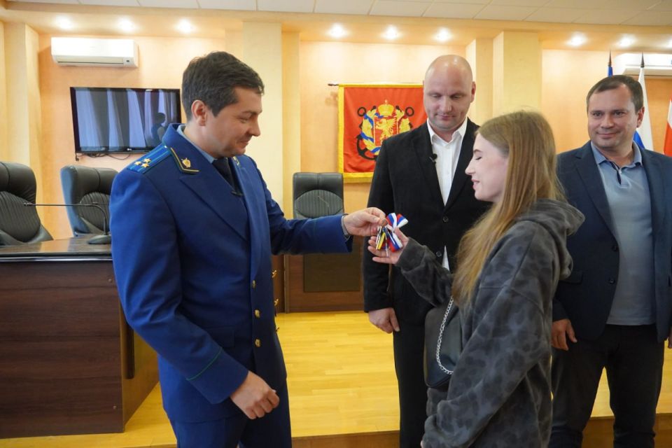 Сегодня 10 керчанам из числа детей-сирот вручили ключи от квартир Сегодня 10 керчанам из числа детей-сирот вручили ключи от квартир