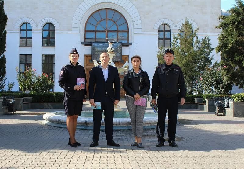 Общественники совместно с сотрудниками транспортной полиции Крыма провели профилактическую акцию по безопасности на железнодорожном вокзале Симферополя Общественники совместно с сотрудниками транспортной полиции Крыма провели профилактическую акцию по безопасности на железнодорожном вокзале Симферополя