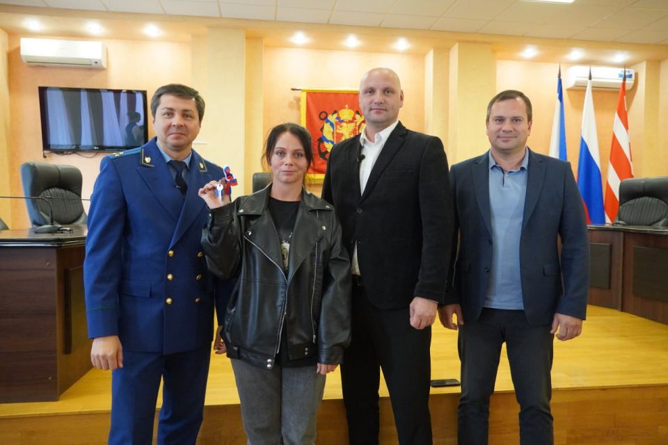 Сегодня 10 керчанам из числа детей-сирот вручили ключи от квартир Сегодня 10 керчанам из числа детей-сирот вручили ключи от квартир