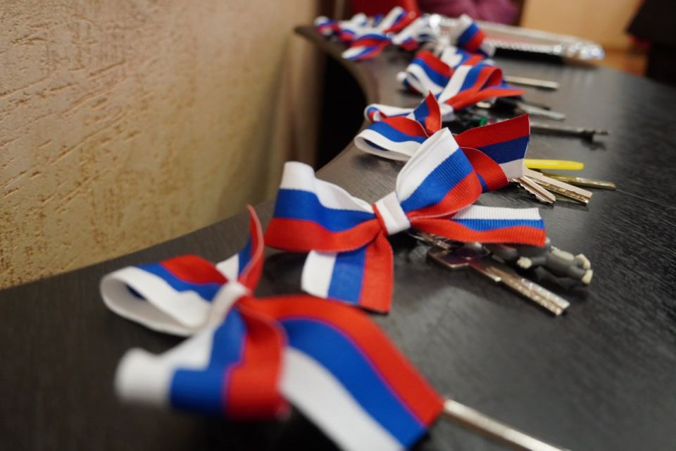Сегодня 10 керчанам из числа детей-сирот вручили ключи от квартир Сегодня 10 керчанам из числа детей-сирот вручили ключи от квартир