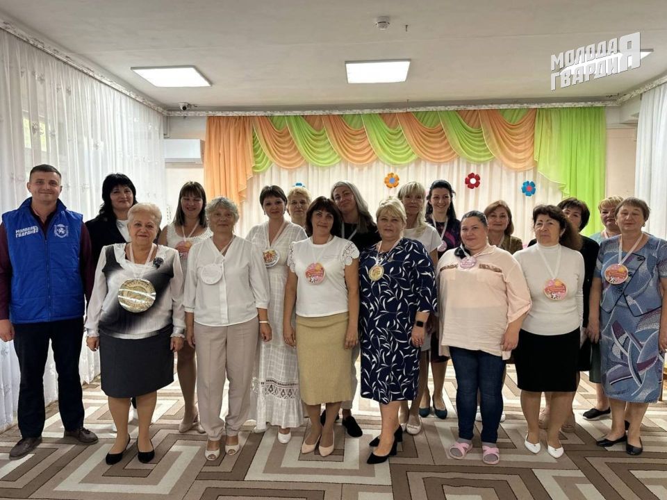 Крымские молодогвардейцы поздравили педагогов с Днём дошкольного работника Крымские молодогвардейцы поздравили педагогов с Днём дошкольного работника