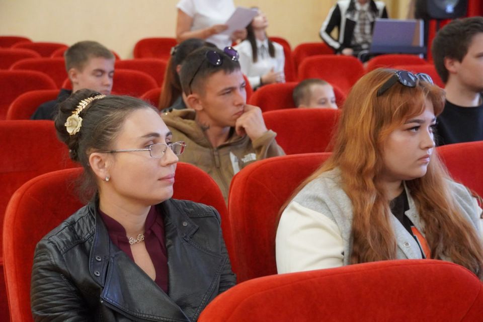Сегодня 10 керчанам из числа детей-сирот вручили ключи от квартир Сегодня 10 керчанам из числа детей-сирот вручили ключи от квартир