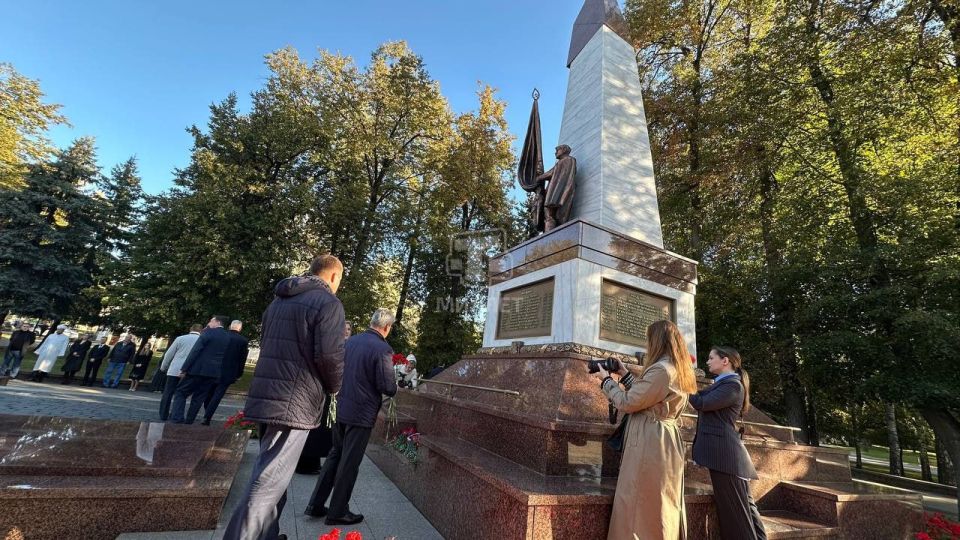 Члены крымской делегации, принимающей участие в Днях Республики Крым в Республике Беларусь, возложили в Гродно цветы к Братской могиле советских воинов и партизан Члены крымской делегации, принимающей участие в Днях Республики Крым в Республике Беларусь, возложили в Гродно цветы к Братской могиле советских воинов и партизан
