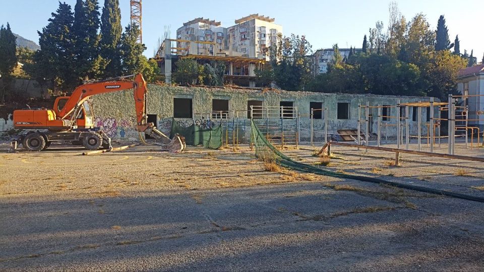 Янина Павленко: Готовим территорию Гурзуфской средней школы под установку корпуса для начальных классов Янина Павленко: Готовим территорию Гурзуфской средней школы под установку корпуса для начальных классов