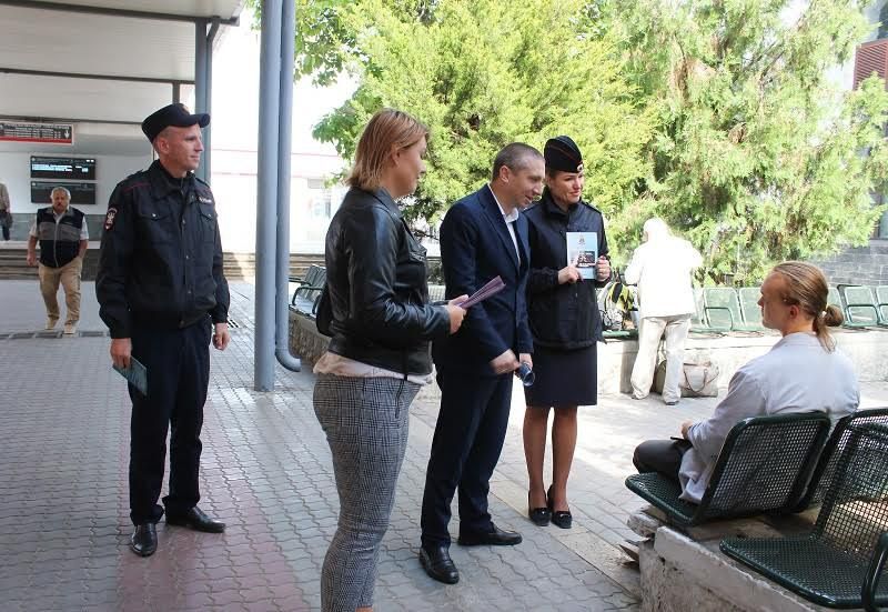 Общественники совместно с сотрудниками транспортной полиции Крыма провели профилактическую акцию по безопасности на железнодорожном вокзале Симферополя Общественники совместно с сотрудниками транспортной полиции Крыма провели профилактическую акцию по безопасности на железнодорожном вокзале Симферополя