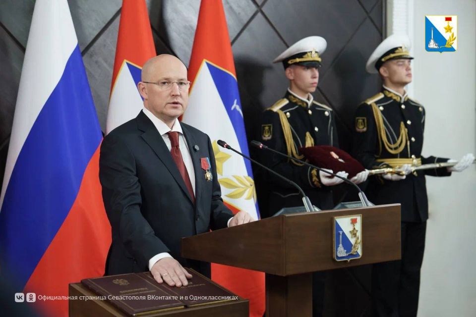 Михаил Развожаев официально вступил в должность губернатора Севастополя, принеся присягу в зале заседаний Правительства Михаил Развожаев официально вступил в должность губернатора Севастополя, принеся присягу в зале заседаний Правительства