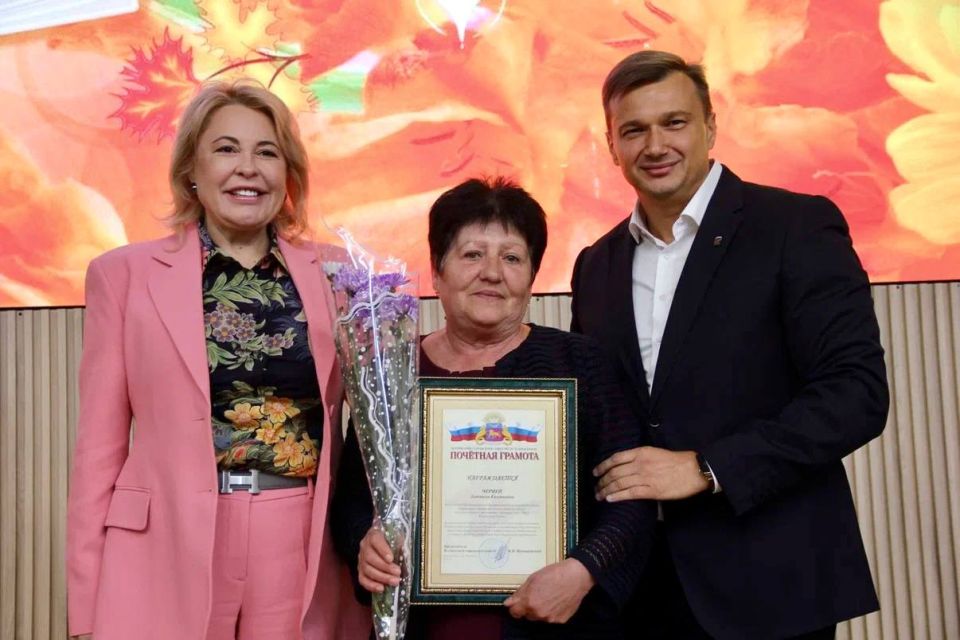 Константин Шимановский: 27 сентября мы будем отмечать один из самых душевных праздников – День воспитателя и всех дошкольных работников! И конечно, сегодня мы чествовали людей, которые посвятили всю свою жизнь детям Константин Шимановский: 27 сентября мы будем отмечать один из самых душевных праздников – День воспитателя и всех дошкольных работников! И конечно, сегодня мы чествовали людей, которые посвятили всю свою жизнь детям
