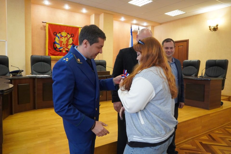 Сегодня 10 керчанам из числа детей-сирот вручили ключи от квартир Сегодня 10 керчанам из числа детей-сирот вручили ключи от квартир