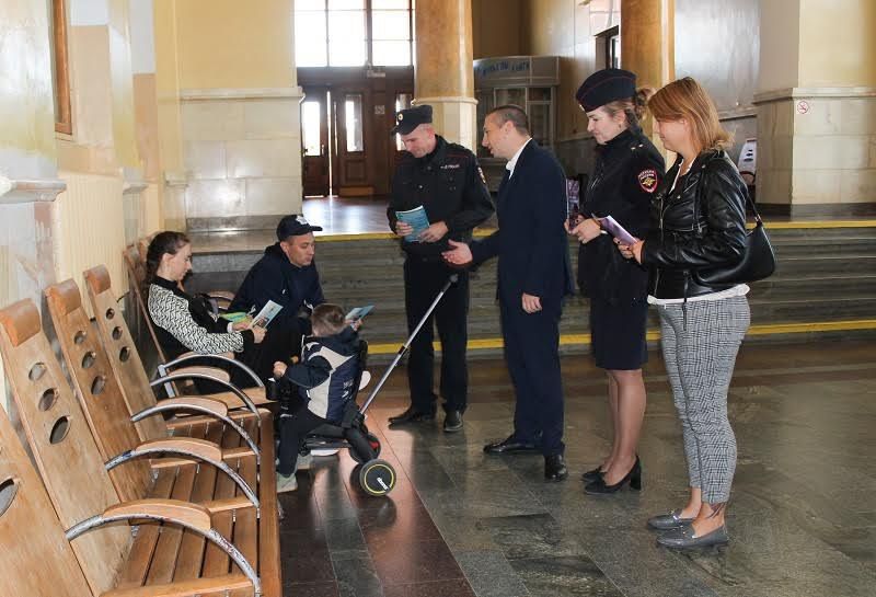 Общественники совместно с сотрудниками транспортной полиции Крыма провели профилактическую акцию по безопасности на железнодорожном вокзале Симферополя Общественники совместно с сотрудниками транспортной полиции Крыма провели профилактическую акцию по безопасности на железнодорожном вокзале Симферополя