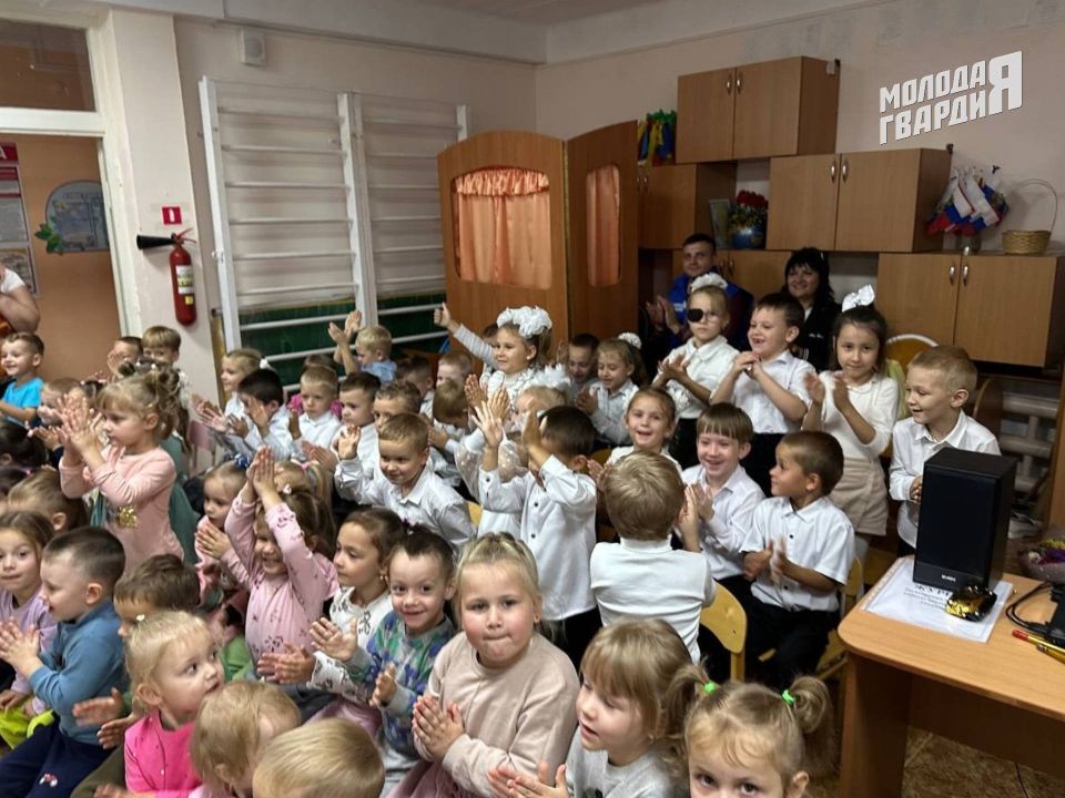 Крымские молодогвардейцы поздравили педагогов с Днём дошкольного работника Крымские молодогвардейцы поздравили педагогов с Днём дошкольного работника