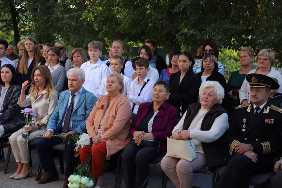 В Куйбышевской средней общеобразовательной школе имени Хрусталёва Н.Т. открыта памятная табличка Кавалеру Ордена Мужества Денису Георгиевичу Шестаку, героически погибшему при исполнении воинского долга В Куйбышевской средней общеобразовательной школе имени Хрусталёва Н.Т. открыта памятная табличка Кавалеру Ордена Мужества Денису Георгиевичу Шестаку, героически погибшему при исполнении воинского долга