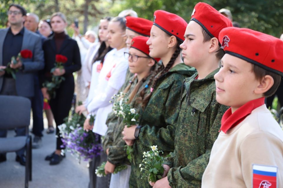 В Куйбышевской средней общеобразовательной школе имени Хрусталёва Н.Т. открыта памятная табличка Кавалеру Ордена Мужества Денису Георгиевичу Шестаку, героически погибшему при исполнении воинского долга В Куйбышевской средней общеобразовательной школе имени Хрусталёва Н.Т. открыта памятная табличка Кавалеру Ордена Мужества Денису Георгиевичу Шестаку, героически погибшему при исполнении воинского долга