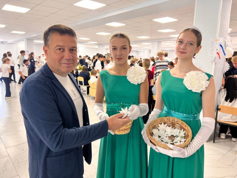 В образовательных учреждениях крымской столицы прошла благотворительная акция «Белый цветок»! В образовательных учреждениях крымской столицы прошла благотворительная акция «Белый цветок»!