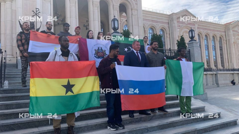 Делегация из Ганы, Конго, Египта и Ливии посетила Новый Херсонес и 35-ю береговую батарею в Севастополе Делегация из Ганы, Конго, Египта и Ливии посетила Новый Херсонес и 35-ю береговую батарею в Севастополе