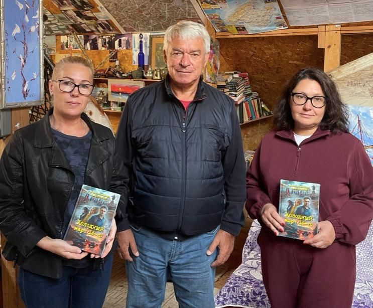 Михаил Онуфриенко: Художник Олег Танцюра вручил книги "Холодный март 14-го" зам