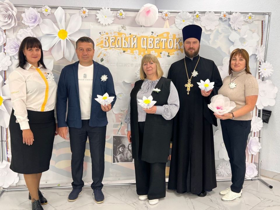 В образовательных учреждениях крымской столицы прошла благотворительная акция «Белый цветок»! В образовательных учреждениях крымской столицы прошла благотворительная акция «Белый цветок»!