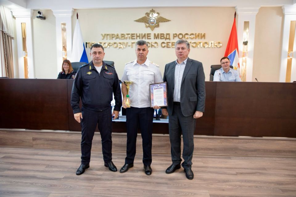 Начальник УМВД России по г. Севастополю генерал-майор полиции Сергей Сигунов наградил победителей конкурса на лучшую организацию служебного пространства Начальник УМВД России по г. Севастополю генерал-майор полиции Сергей Сигунов наградил победителей конкурса на лучшую организацию служебного пространства