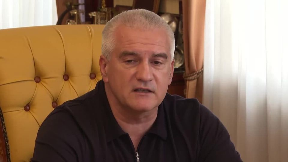 Алексей Живов: В Крыму также с сегодняшнего дня введены ограничения на заправку 30 литров в одни руки и установлены верхние рамки стоимости, согласно которым бензин марки АИ95 не должен стоить более 80 руб/литр