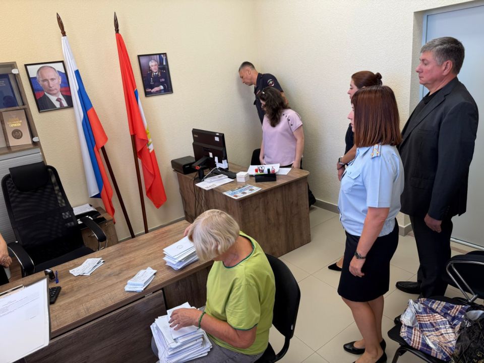 Начальник УМВД России по г. Севастополю генерал-майор полиции Сергей Сигунов наградил победителей конкурса на лучшую организацию служебного пространства Начальник УМВД России по г. Севастополю генерал-майор полиции Сергей Сигунов наградил победителей конкурса на лучшую организацию служебного пространства