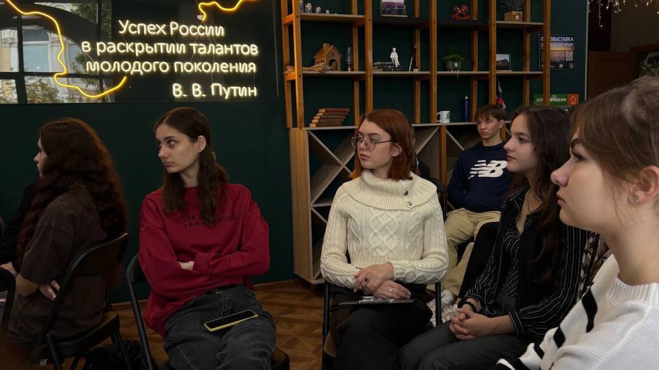 Спасибо, что #МЫВМЕСТЕ!. В преддверии Дня воссоединения ДНР, ЛНР, Запорожской и Херсонской областей с Россией состоялась серия мероприятий: Студенческие отряды Республики Крым в рамках акции «Мы едины» провели открытый урок... Спасибо, что #МЫВМЕСТЕ!. В преддверии Дня воссоединения ДНР, ЛНР, Запорожской и Херсонской областей с Россией состоялась серия мероприятий: Студенческие отряды Республики Крым в рамках акции «Мы едины» провели открытый урок...