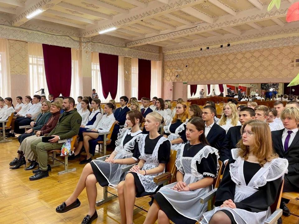 Спасибо, что #МЫВМЕСТЕ!. В преддверии Дня воссоединения ДНР, ЛНР, Запорожской и Херсонской областей с Россией состоялась серия мероприятий: Студенческие отряды Республики Крым в рамках акции «Мы едины» провели открытый урок... Спасибо, что #МЫВМЕСТЕ!. В преддверии Дня воссоединения ДНР, ЛНР, Запорожской и Херсонской областей с Россией состоялась серия мероприятий: Студенческие отряды Республики Крым в рамках акции «Мы едины» провели открытый урок...