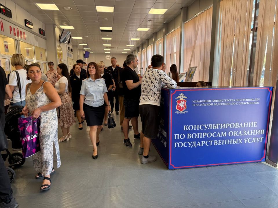 Начальник УМВД России по г. Севастополю генерал-майор полиции Сергей Сигунов наградил победителей конкурса на лучшую организацию служебного пространства Начальник УМВД России по г. Севастополю генерал-майор полиции Сергей Сигунов наградил победителей конкурса на лучшую организацию служебного пространства