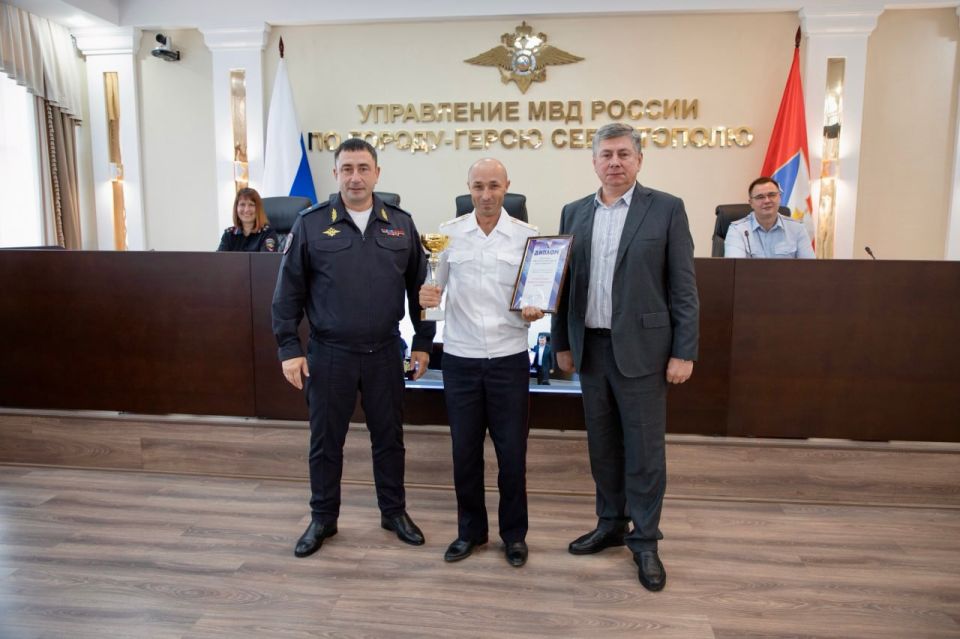 Начальник УМВД России по г. Севастополю генерал-майор полиции Сергей Сигунов наградил победителей конкурса на лучшую организацию служебного пространства Начальник УМВД России по г. Севастополю генерал-майор полиции Сергей Сигунов наградил победителей конкурса на лучшую организацию служебного пространства