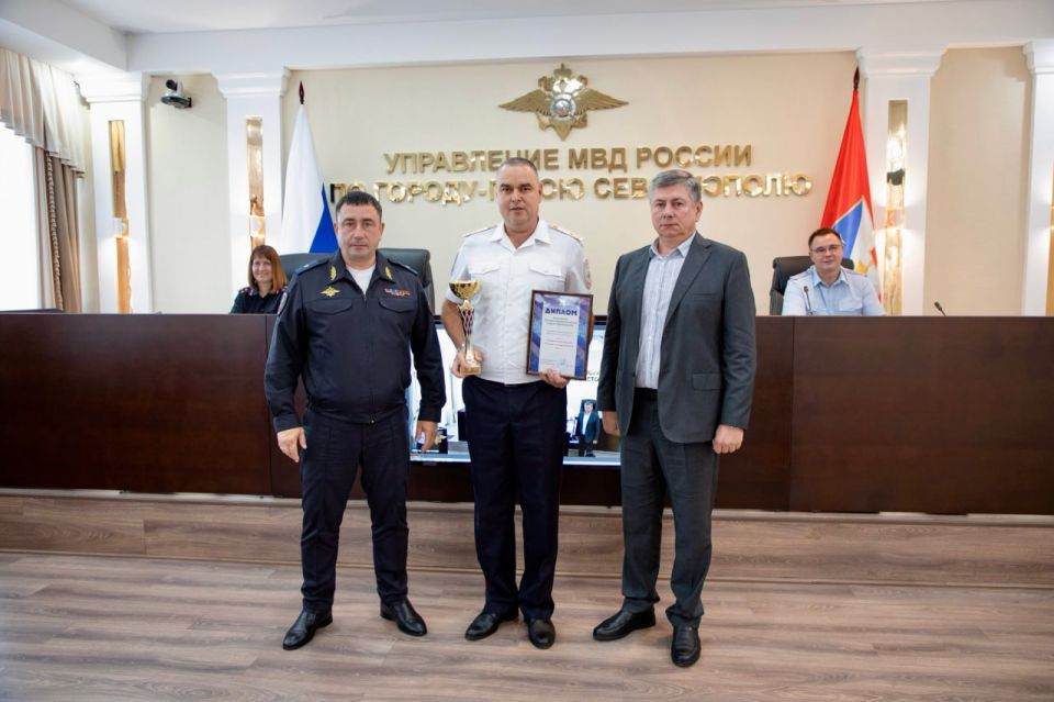Начальник УМВД России по г. Севастополю генерал-майор полиции Сергей Сигунов наградил победителей конкурса на лучшую организацию служебного пространства Начальник УМВД России по г. Севастополю генерал-майор полиции Сергей Сигунов наградил победителей конкурса на лучшую организацию служебного пространства