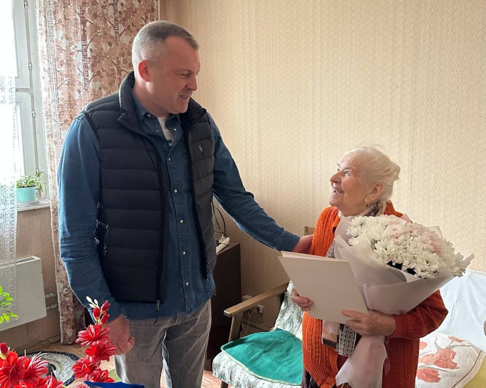 Евгений Попов: Поздравил с 95-летием Валентину Ивановну Кушнаренко, ветерана Великой Отечественной войны, труженицу тыла, живущую в районе Филевский Парк