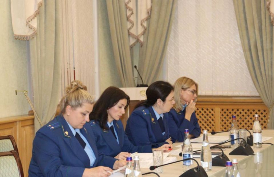 В прокуратуре Крыма под руководством заместителя прокурора республики Леонида Селивёрстова состоялось заседание межведомственной рабочей группы по предупреждению нарушений прав и законных интересов несовершеннолетних и... В прокуратуре Крыма под руководством заместителя прокурора республики Леонида Селивёрстова состоялось заседание межведомственной рабочей группы по предупреждению нарушений прав и законных интересов несовершеннолетних и...