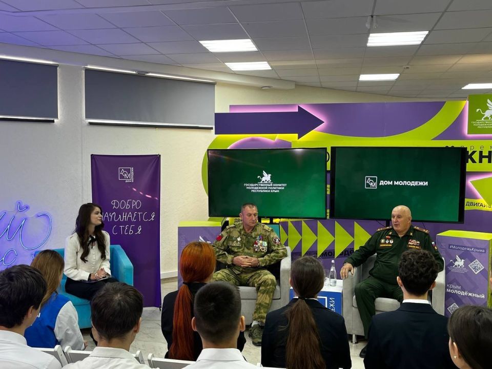 Вместе сильнее. В Ресурсном центре поддержки добровольчества ко Дню воссоединения исторических регионов с Российской Федерацией состоялась встреча с теми, кто создавал историю Вместе сильнее. В Ресурсном центре поддержки добровольчества ко Дню воссоединения исторических регионов с Российской Федерацией состоялась встреча с теми, кто создавал историю