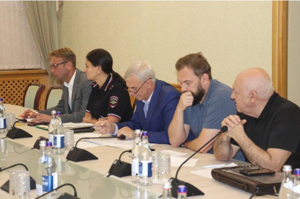 В прокуратуре Крыма под руководством заместителя прокурора республики Леонида Селивёрстова состоялось заседание межведомственной рабочей группы по предупреждению нарушений прав и законных интересов несовершеннолетних и... В прокуратуре Крыма под руководством заместителя прокурора республики Леонида Селивёрстова состоялось заседание межведомственной рабочей группы по предупреждению нарушений прав и законных интересов несовершеннолетних и...