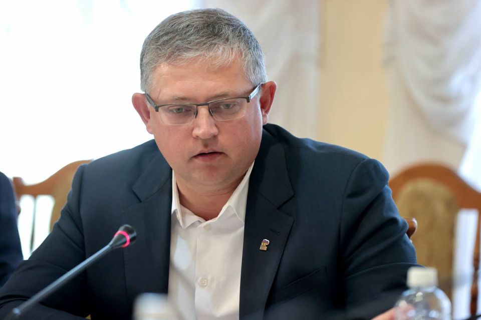 Совершенствование языковой политики и развитие русского языка в Крыму обсудили в Госсовете РК Совершенствование языковой политики и развитие русского языка в Крыму обсудили в Госсовете РК