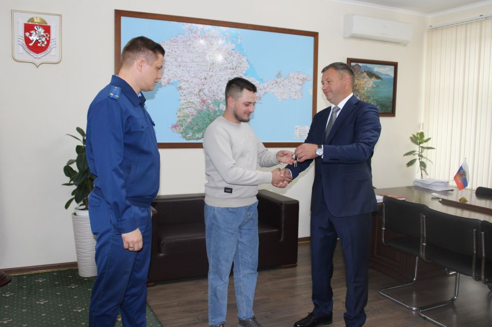 Игорь Крутьков: Сегодня житель Ленинского района получил ключи от собственного жилья Игорь Крутьков: Сегодня житель Ленинского района получил ключи от собственного жилья