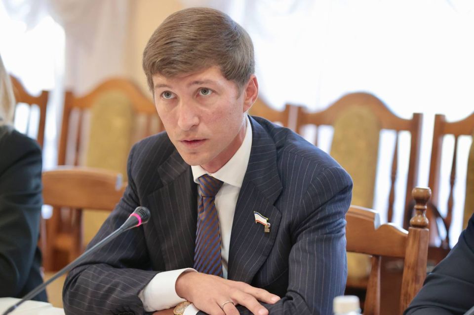 Иван Манучаров: Совершенствование языковой политики и развитие русского языка в Крыму Иван Манучаров: Совершенствование языковой политики и развитие русского языка в Крыму