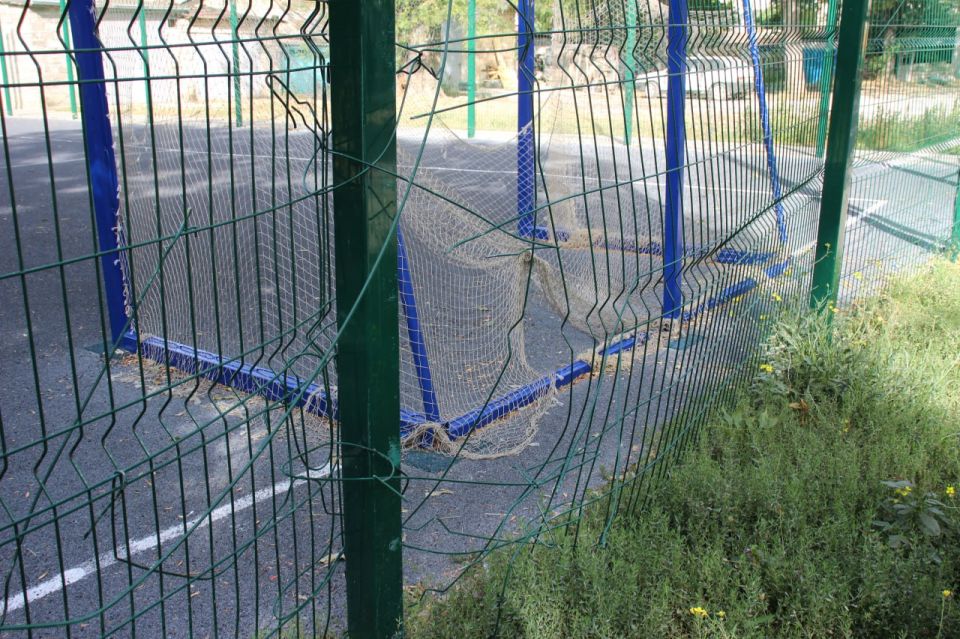 В Керчи продолжаются работы по ремонту элементов детских и спортивных площадок на муниципальных территориях В Керчи продолжаются работы по ремонту элементов детских и спортивных площадок на муниципальных территориях