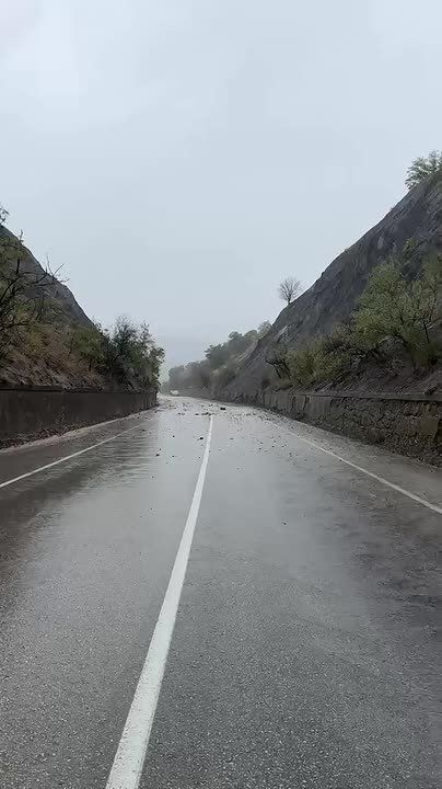 Селевой поток сошел на трассу Судак - Морское