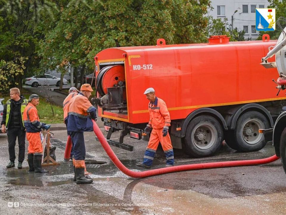 Чистим ливневки. Ежедневно сотрудники «Водоканала» следят за состоянием ливневой канализации и устраняют засоры Чистим ливневки. Ежедневно сотрудники «Водоканала» следят за состоянием ливневой канализации и устраняют засоры