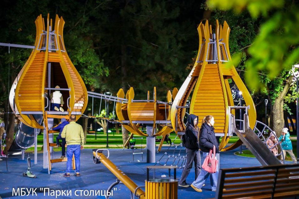 С наступлением вечера парк Шевченко продолжает жить своей активной жизнью! С наступлением вечера парк Шевченко продолжает жить своей активной жизнью!